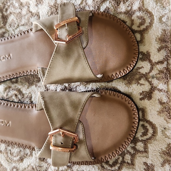 EUC Volcom Causal Slippers - Picture 2 of 6